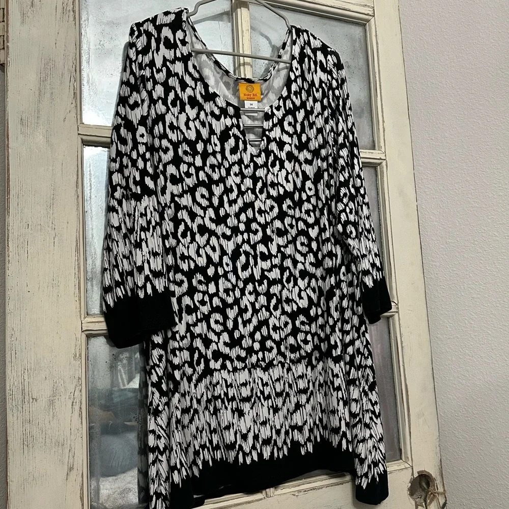 Ruby Rd. Monochrome Patterned Top - Picture 1 of 4